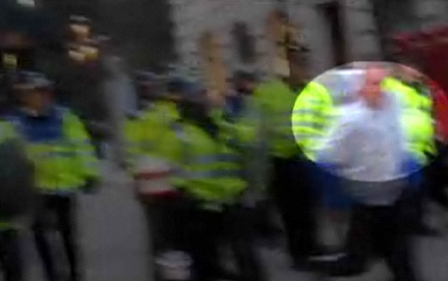 © Guardian verschwommenes Bild von Polizist, der Ian Tomlinson schlägt